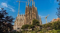 Skip-the-line La Sagrada Familia with Towers Private Tour