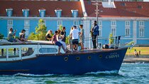 Classic Yacht Sunset group tour in Lisbon with welcome drink