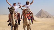 Private Day Tour Giza Pyramids, Egyptian Museum & Khan El Khalili