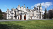 Private Balmoral Walking Tour to Queens Secret Cabin & the Castle