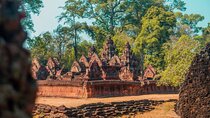 Small Group Explore Angkor Wat Tour with Guide from Siem Reap