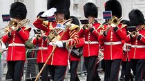 Changing of the Guard Walking Tour in London at Buckingham Palace