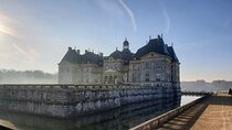 Explore Chateau de Vaux le Vicomte Private Guided Tour from Paris