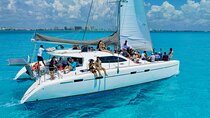 Cancún Catamaran to Isla Mujeres + Snorkel, Open Bar & Lunch