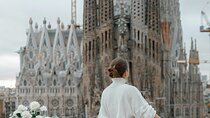 Iconic Elegance at Sagrada Familia Photoshoot