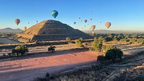 Sunrise Balloon Flight over Teotihuacan and Breakfast in Cueva