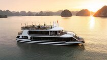 Hanoi to Halong Bay: Deluxe Cruise with Local Food , Kayaking
