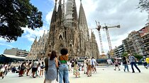 Barcelona: Gaudi Sagrada Familia Small Group Tour & Skip the Line