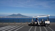 Naples in Tuk Tuk between Panoramas, Castles and Coffee Break