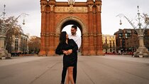 Barcelona: Professional Photoshoot Outside Arc de Triomf