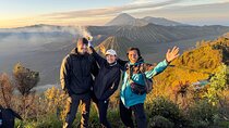 From Yogyakarta: Bromo Sunrise & Ijen Volcano with Bali Drop-off
