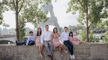 Private Group Photoshoot with Local Photographer in Paris