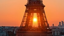 Soirée at the Eiffel Tower: Small-Group Guided Experience 