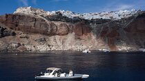 Private boat tour along the coastline of Santorini and volcano