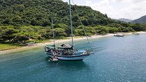 Sail to Tayrona Park with Lunch, Snorkeling and Paddle