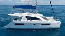3-Hour 40' Leopard Private Catamaran with Snacks & Open Bar