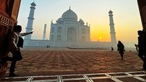 Private Sunrise Taj Mahal and Agra Fort Tour from Jaipur by Car