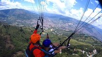 Paragliding experience through the most beautiful landscapes of Medellin
