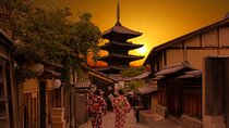Kyoto: Gion Night Walking Tour with Geisha Insight