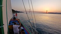 Cruise in Lisbon on the traditional boat of 1895 with drinks (2h)