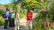 Giverny & Versailles Private Day Tour with Lunch from Paris 