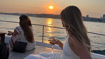 Small Group Yacht Tour With Unlimited Wine, Fruits & Mixed Nuts