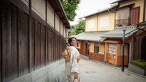 A Privately Guided Photoshoot in Beautiful Kyoto by a Pro