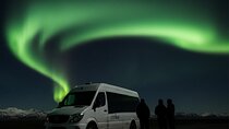  Small-Group Tour: Northern Lights with Photos & Hot Chocolate