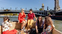 Private Boat Tour in Paris with Rosé and Macarons