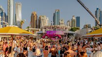 Dubai: Pool Party & Nightclub Tour with Party Bus & Games