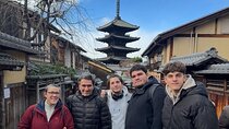 Kyoto Early Bird Walking Tour: Gion and Kiyomizu-dera Temple 