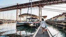 Lisbon : Sunset Catamaran Boat Tour with Music and Drinks