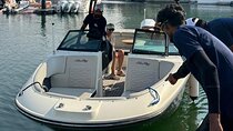 Abu Dhabi Private Boat Yas Island Escape and Tour, Max 6 Persons 