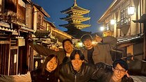 Night Walk in Gion and Geisha District with Local Students 