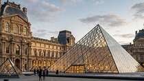 Louvre Outside Walking Tour with Access