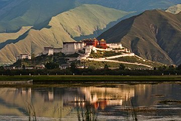 Private Day Tour of Potala Palace and Jokhang Temple in Lhasa Including Lunch
