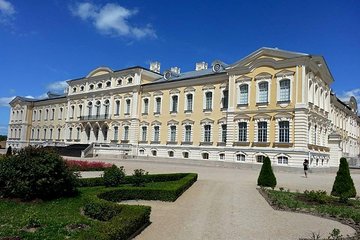 Private Trip from Vilnius to Riga: Hill of Crosses, Rundale Palace, Bauska castl
