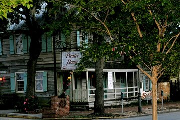 Savannah Ghost Trolley Tour with Dinner at the Pirate's House