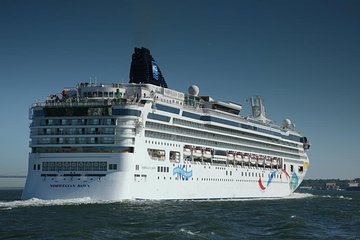 From San Antonio Pier or Valparaiso to the vineyard with lunch To the Airport