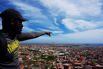 Praia: Guided Historic Walking Tour & Lunch with Locals