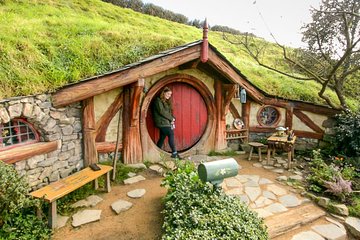 Small-Group Hobbiton Movie Set Tour from Auckland with Lunch