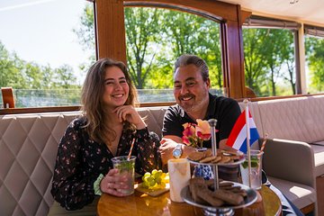Amsterdam Classic Boat Cruise with Live Guide, Drinks and Cheese