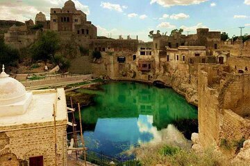 From Lahore: Katas Raj Temple, Khewra Salt Mines & Kalar Kahar Day Trip