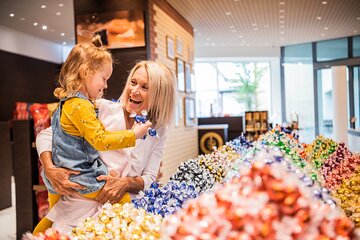 Zurich Highlights Tour With Cruise and Lindt Home of Chocolate