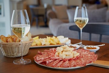 Unconventional Prosecco Tasting with Stunning View on Vineyards