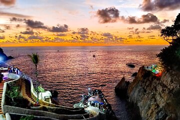 Cliff Diver De Luxe 3 Course Dinner at "La Quebrada" in Acapulco