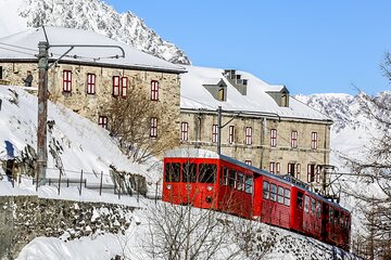 Visit of the glacier of the Mer de Glace with a Glaciologist
