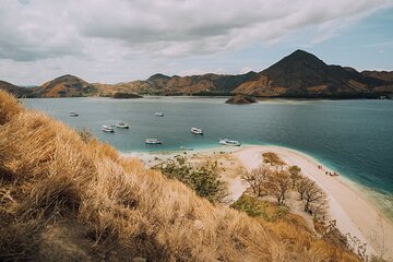 Private Rinca Sunset Island-Hopping Tour on a Speedboat