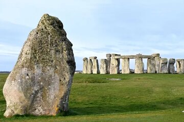 Stonehenge, Salisbury Cathedral & Old Sarum Day trip from Bath