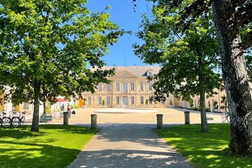 Medoc or St-Emilion Small-Group Wine Tasting and Chateaux Tour from Bordeaux